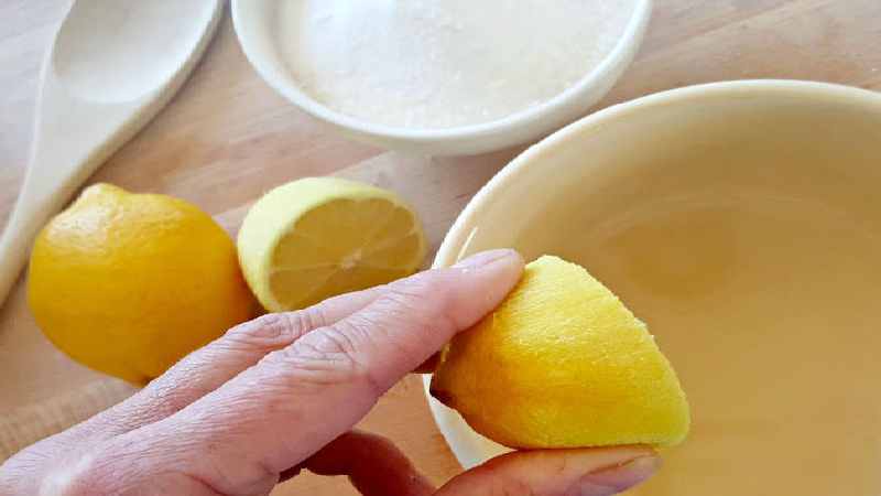 4. Time to exfoliate with sugar: Sugar and Lemon Mask