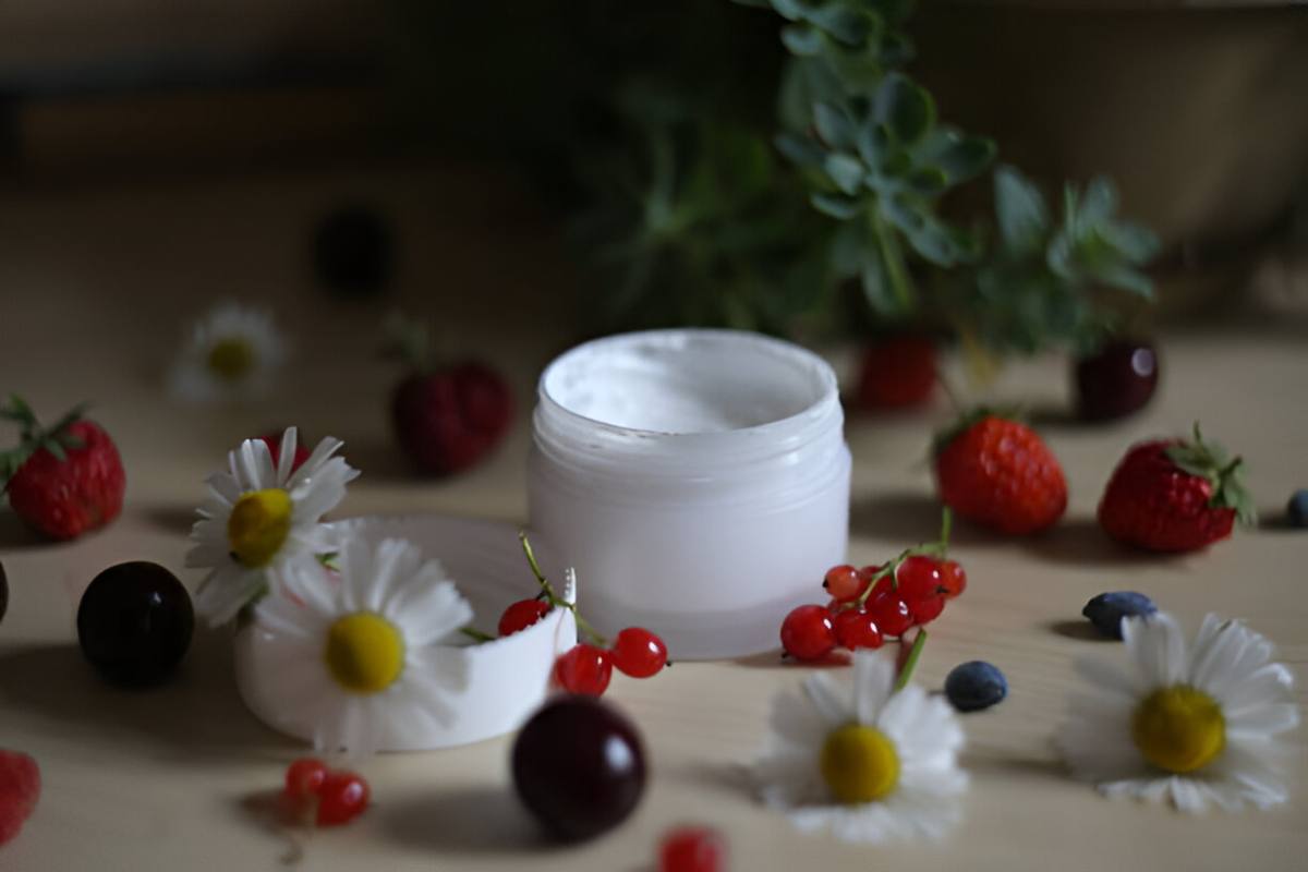 Aqualogica Illuminate+ Oil-Free Moisturizer with Wild Berries